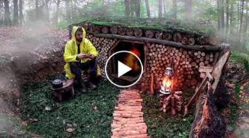 Bushcraft camp in the woods | Moss roof shelter | Build Survival Tiny House - Solo Camping - Chai...